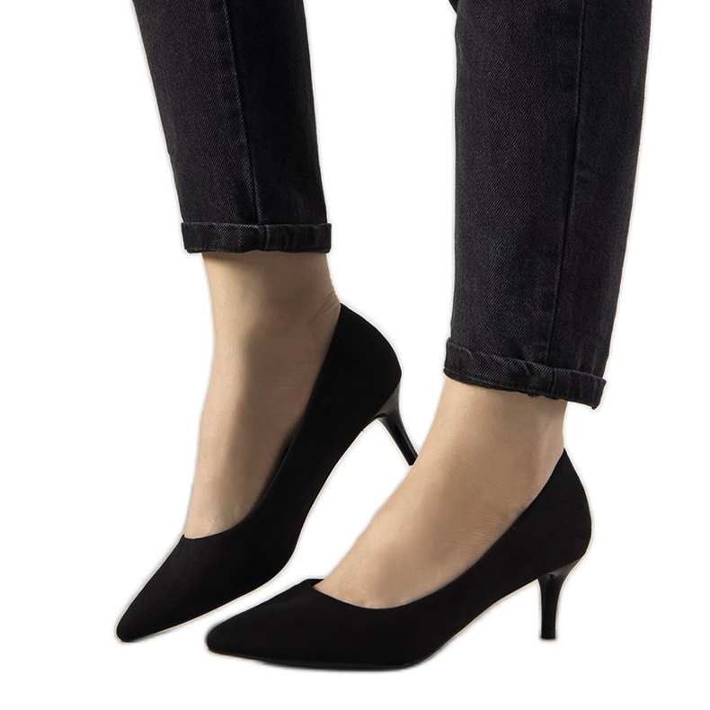 Ferrin mustat pumput matalalla kantapäällä