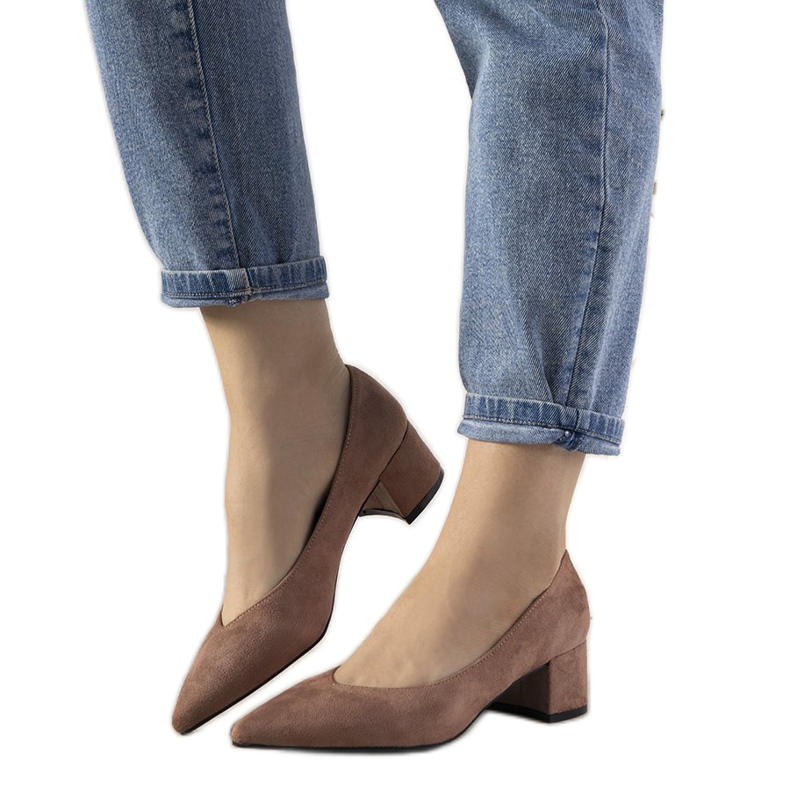 Vaaleanpunaiset pumput Flore -pylväässä vaaleanpunainen