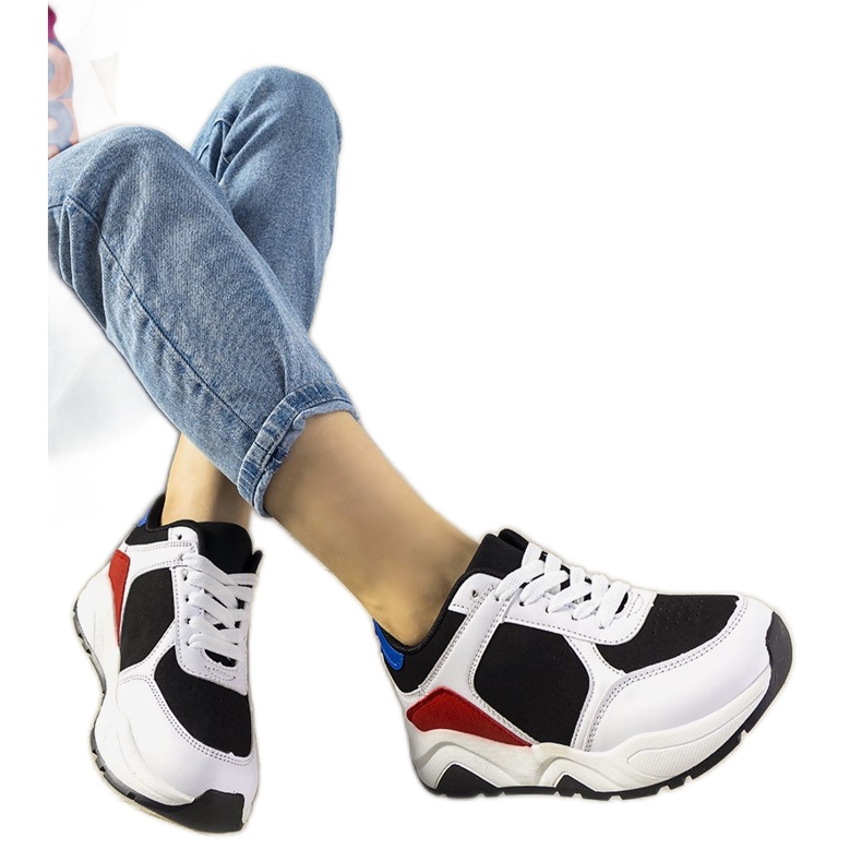 BM Mustavalkoiset lenkkarit, joissa värilliset harjoitusosat valkoinen