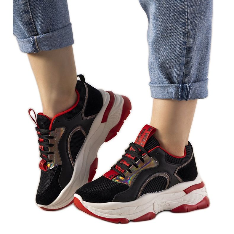 Mustat lenkkarit holografisilla Freedom -lisäosilla