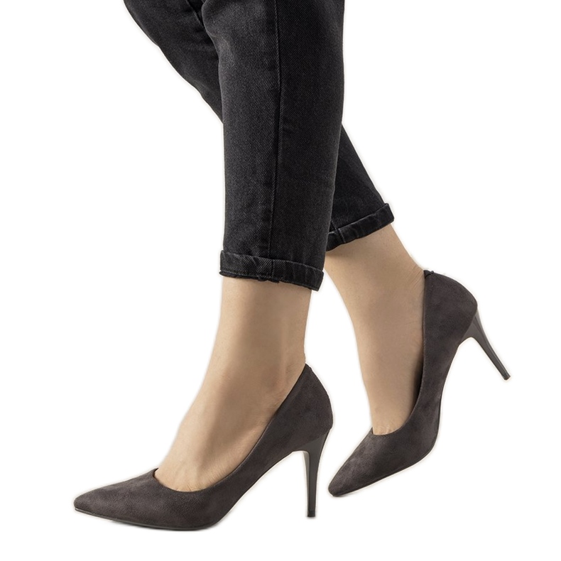 Harmaat pumput Elianan matalalla kantapäällä