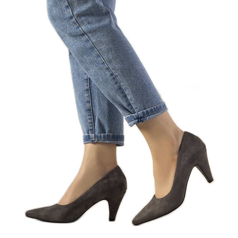 Harmaat pumput paksulla Greca -kantapäällä