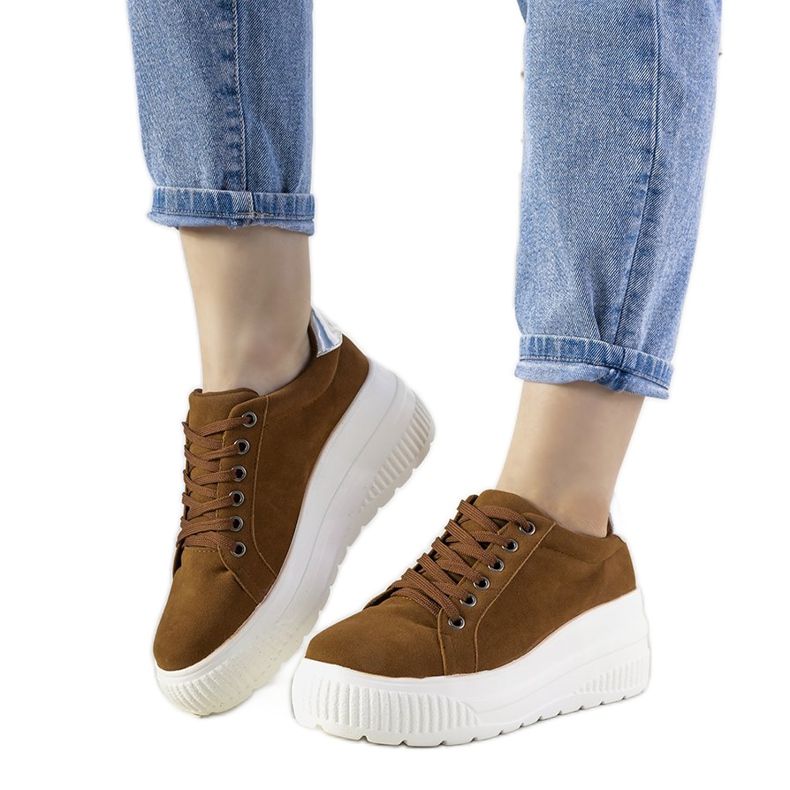 Ruskeat urheilukengät, joissa korkea Rapter -pohja