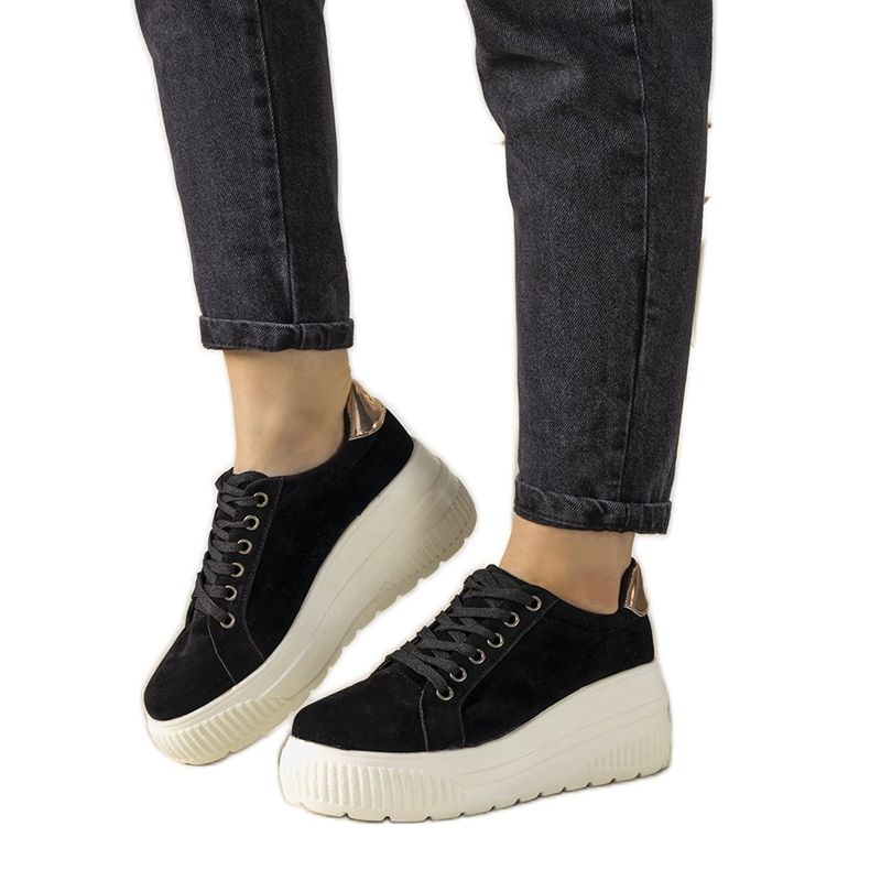 Mustat urheilukengät, joissa korkea Rapter -pohja