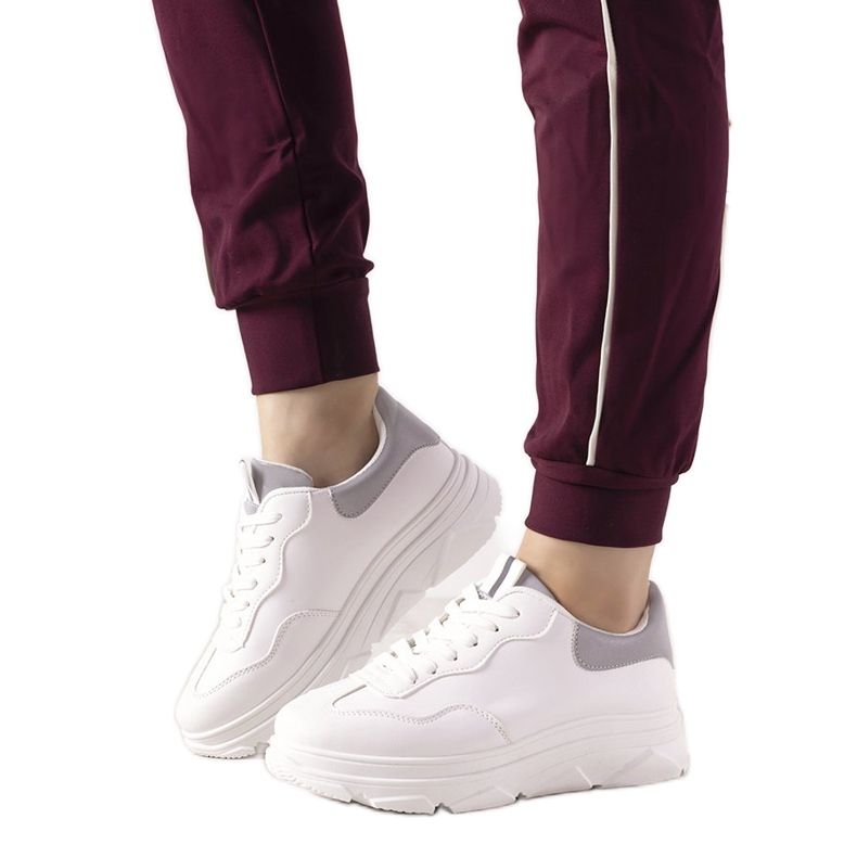 Valkoiset lenkkarit, joissa Kaori -heijastin valkoinen