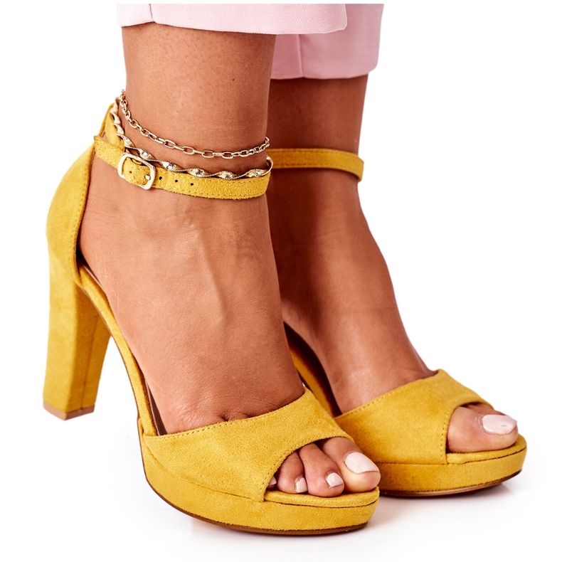 Naisten mokkanan sandaalit postitse keltainen Naisten mokkanan sandaalit postitse keltainen