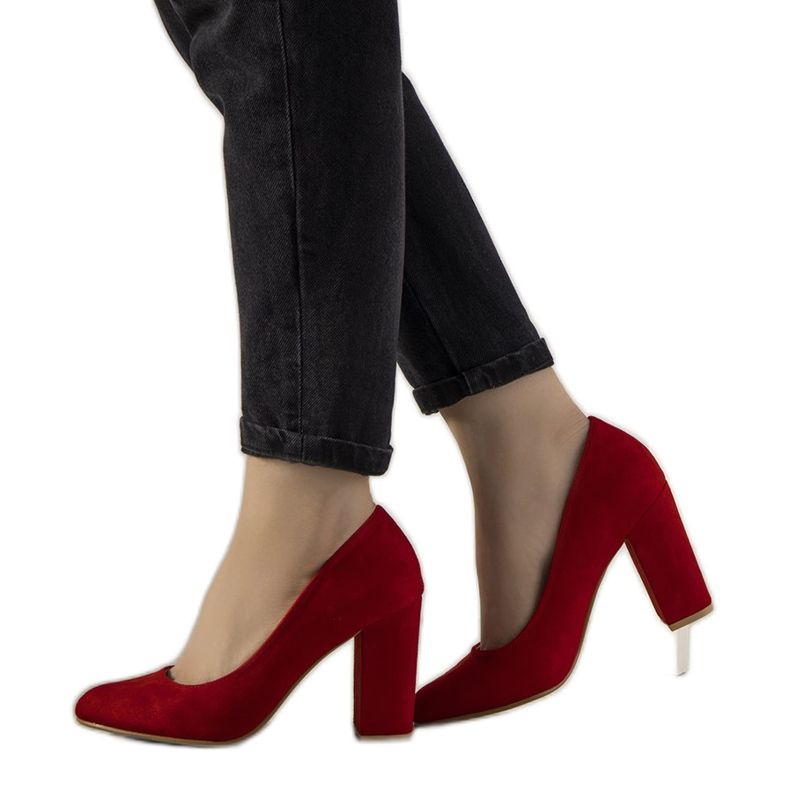 Punaiset pumput Selvan postissa punainen