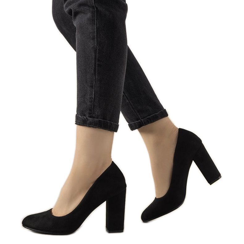 Mustat pumput Selva -pylväässä