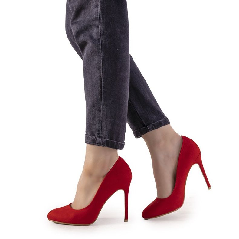 Punaiset pumput Dermeno -kantapäässä punainen