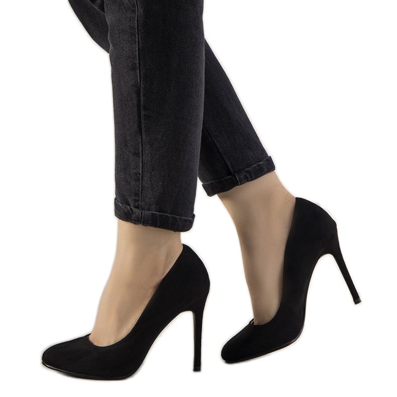 Mustat pumput Dermeno -kantapäässä