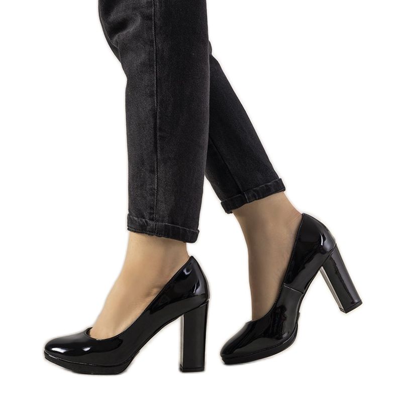 Mustat lakatut pumput Bellisima -pylväässä