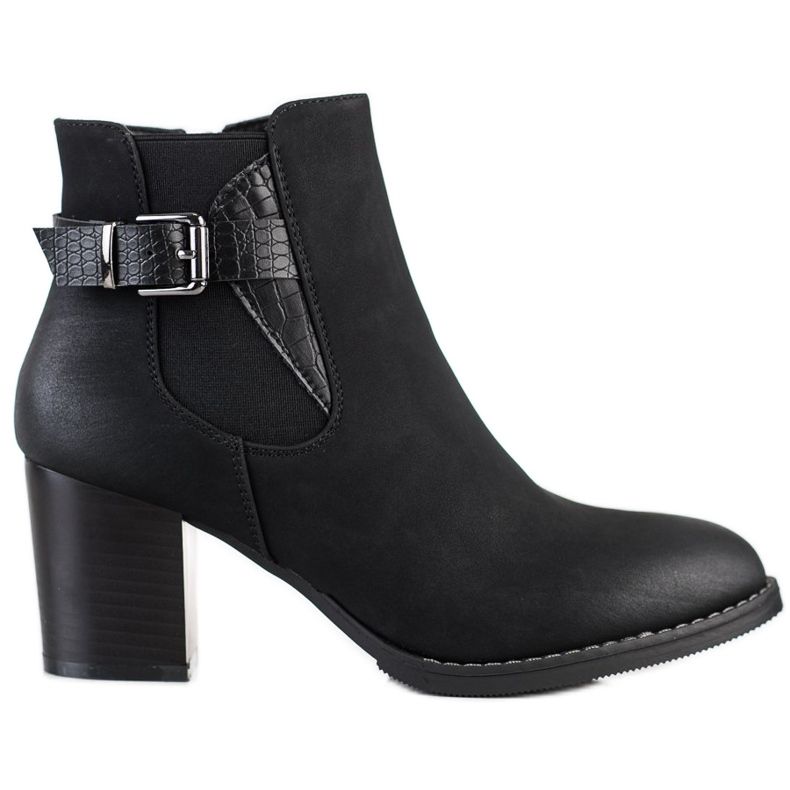 J. Star Saappaat postissa, jossa on koristeellinen solki musta