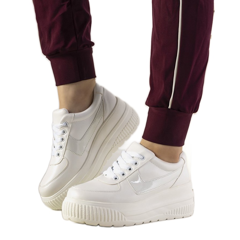 Valkoiset urheilukengät, joissa on korkea Challenge -pohja valkoinen