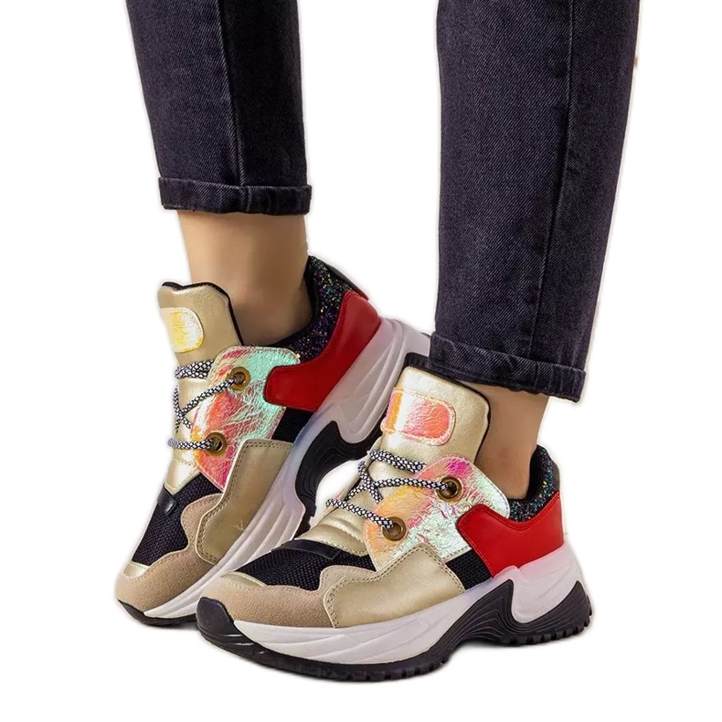 Kultaiset lenkkarit korkealla jousipohjalla musta