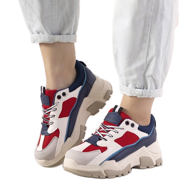 Tummansiniset lenkkarit korkealla Omerta -pohjalla valkoinen laivastonsininen