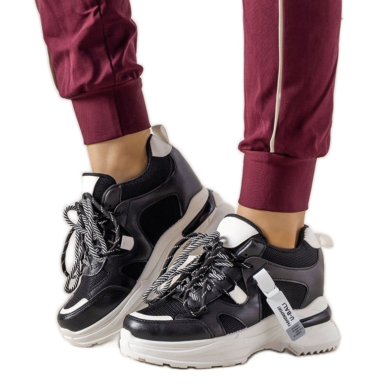 Mustavalkoiset lenkkarit, joissa One Chance -nauha valkoinen