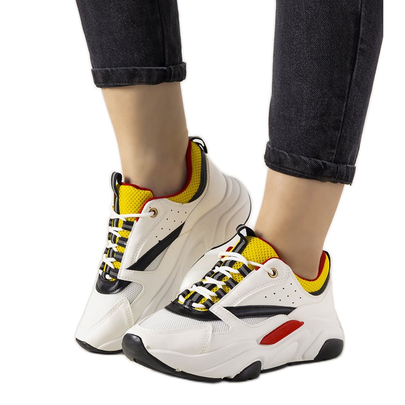 PA1 Tunnit valkoiset lenkkarit valkoinen musta keltainen