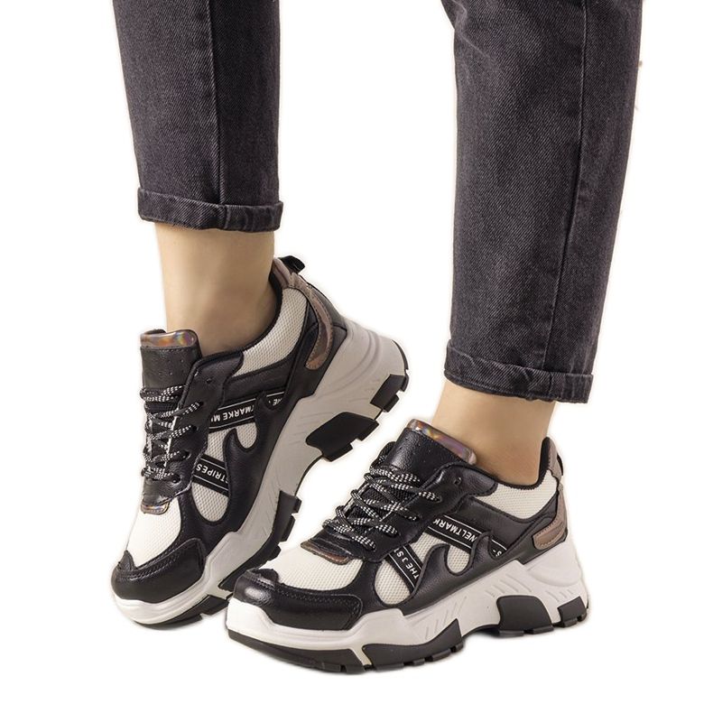 Mustat lenkkarit holografisilla Allisone -lisäosilla