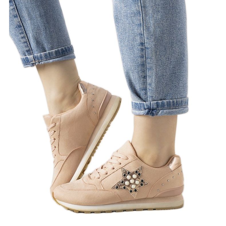 Vaaleanpunaiset urheilukengät, jotka on koristeltu Viivain -nastoilla vaaleanpunainen