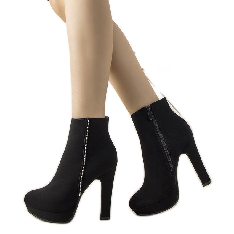 Mustat tyylikkäät saappaat Torment -pylväässä