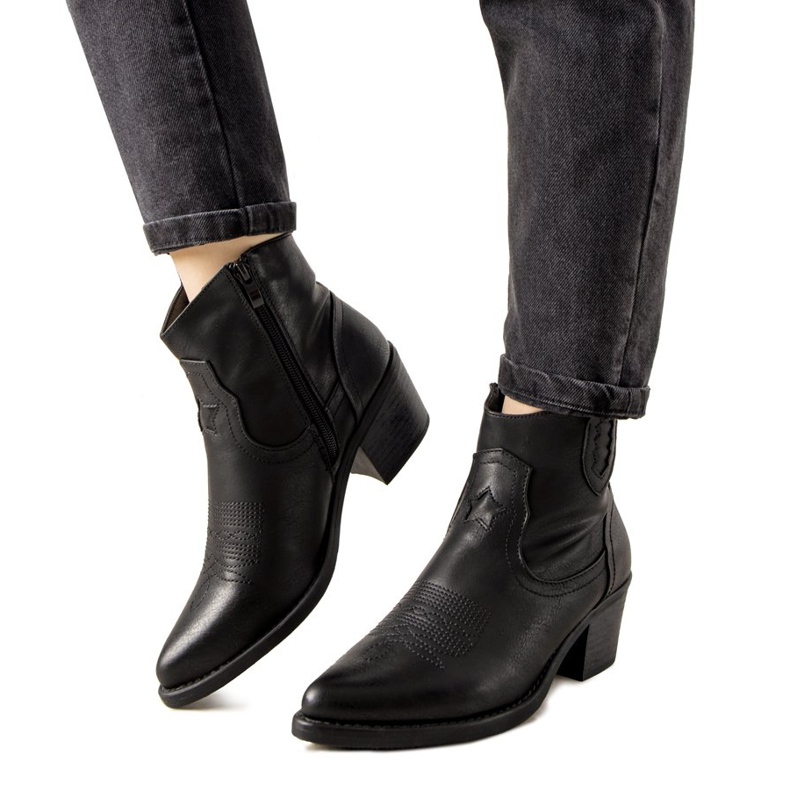 Mustat cowboy -saappaat, joissa brodeerattu Mustgrow -kuvio