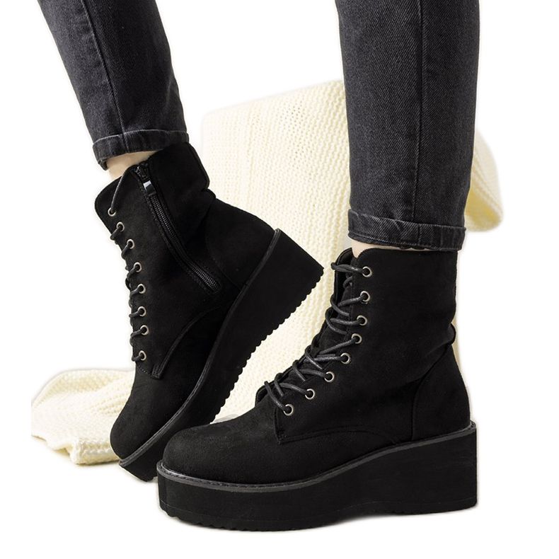 Mustat saappaat korkealla Dexter -pohjalla