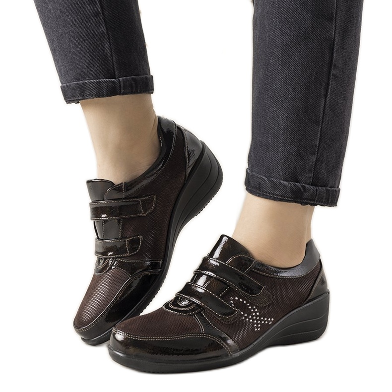 Ruskea möykkää Tiffyn matalalla kiilamaisella kantapäällä