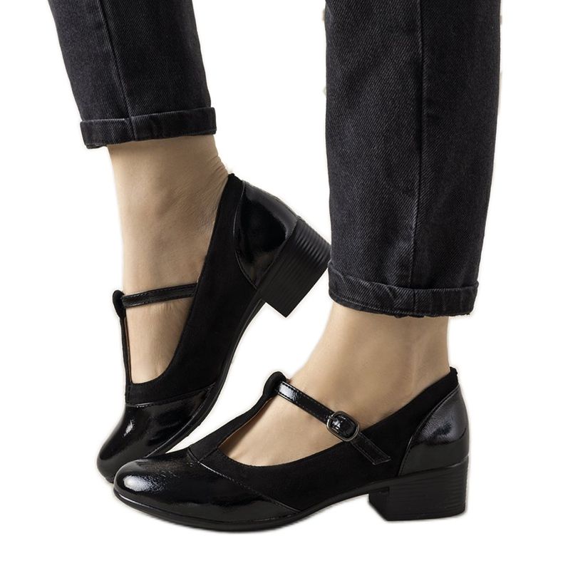 Mustat pumput pylväässä, jossa on lakattu Manam -varvas