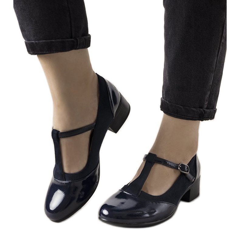 Tummansiniset pumput pylväässä, jossa on lakattu Manam -varvas sininen