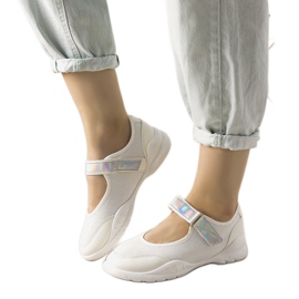 Valkoiset urheilukengät, joissa holografinen insertti Melania valkoinen