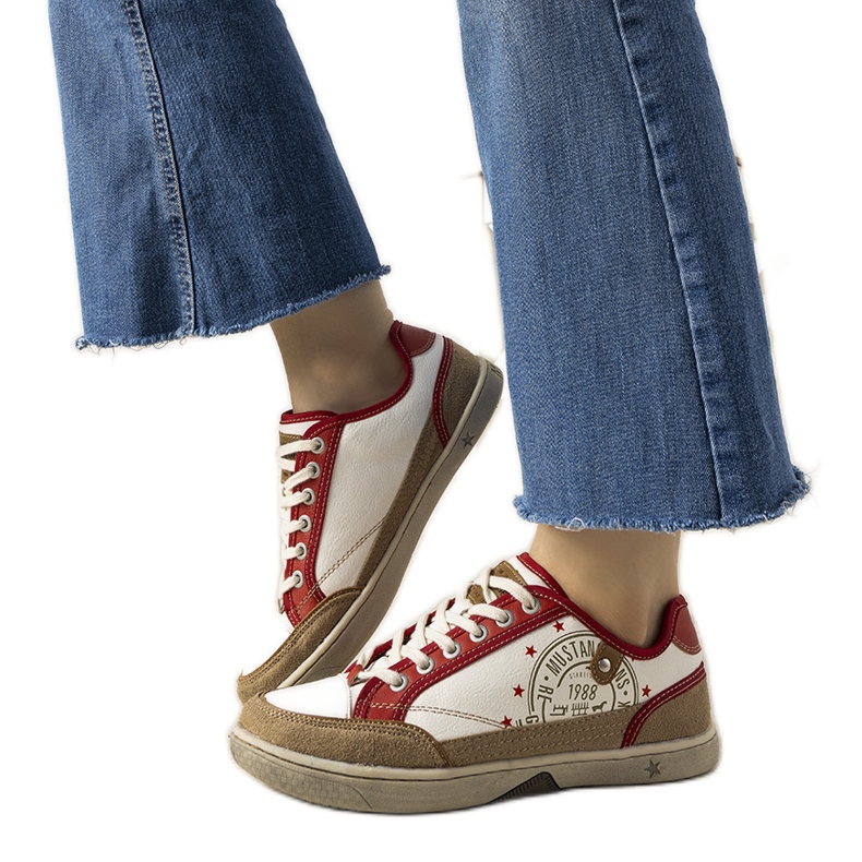 Esta naisten valkoiset ja punaiset lenkkarit valkoinen punainen