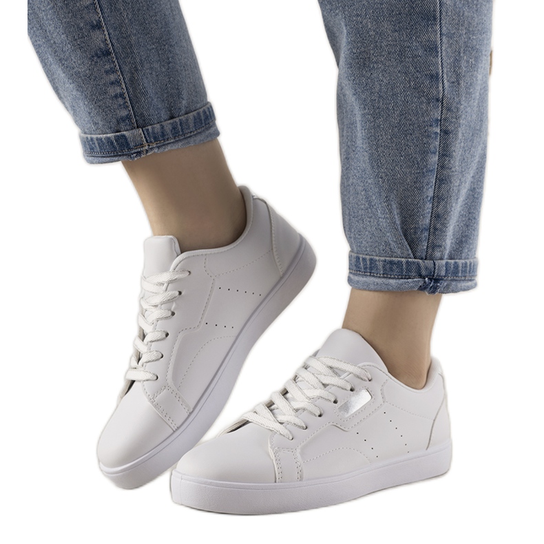 Valkoiset ja hopeiset Boomshom -lenkkarit valkoinen