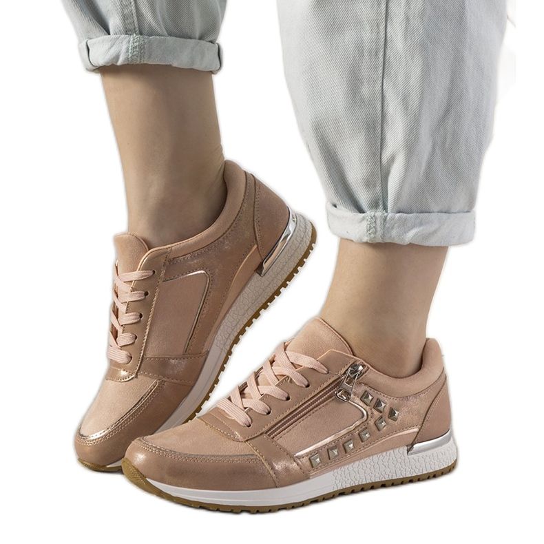 Vaaleanpunaiset urheilukengät, jotka on koristeltu Daphne -nastoilla vaaleanpunainen