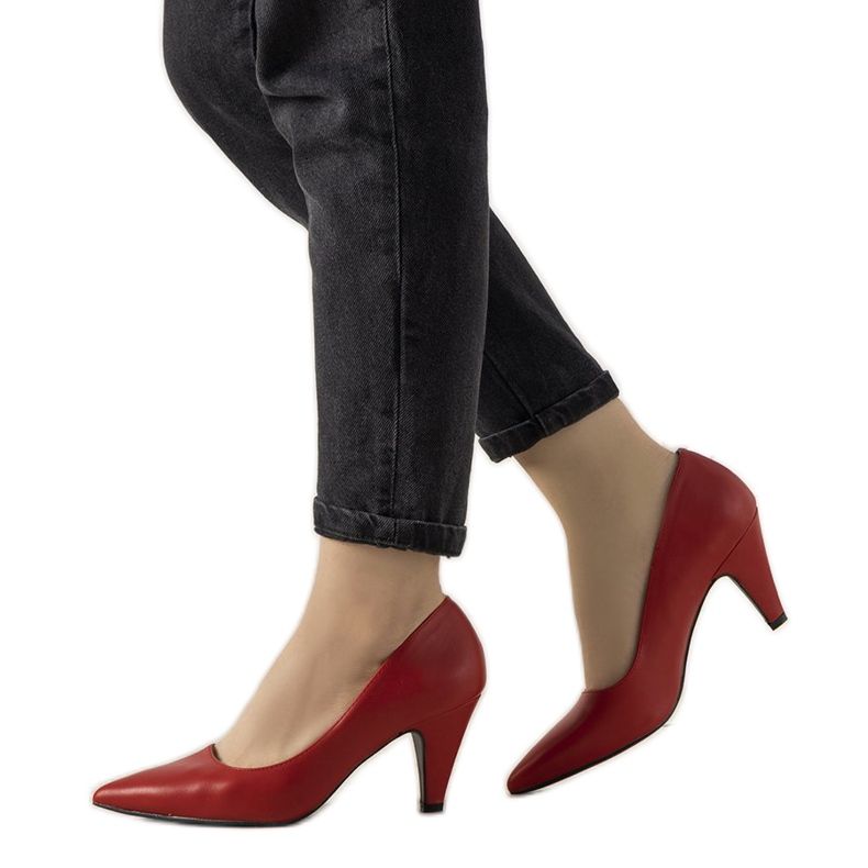 Punaiset pumput paksulla Day Off -kantapäällä punainen