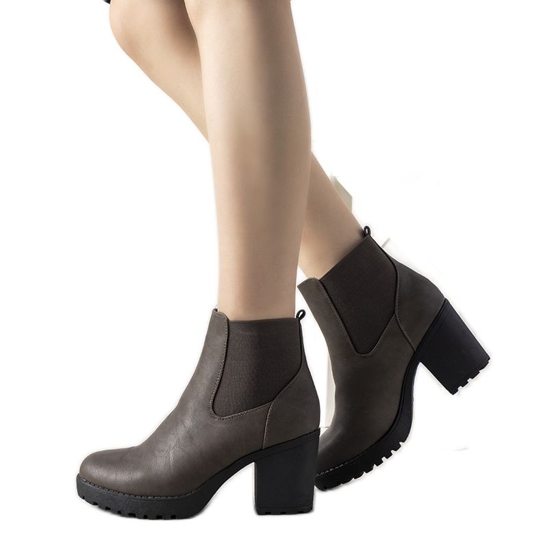 Ruskeat nilkkurit Brooken pylväässä