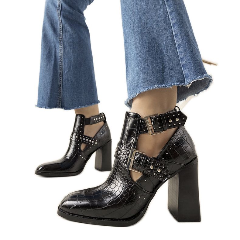 Mustat nilkkurit, joissa on ihana krokotiilikuvio