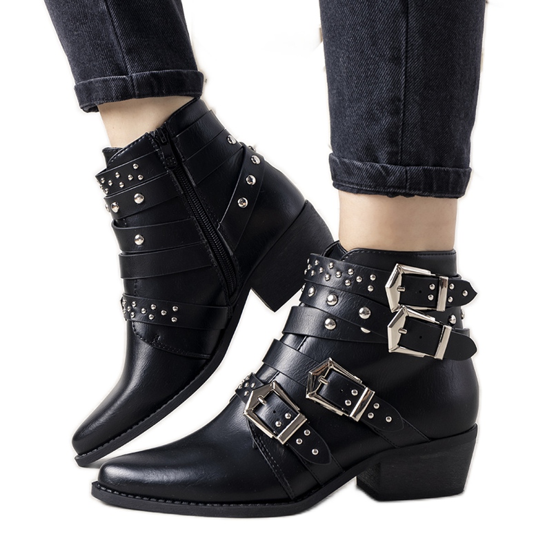 Mustat cowboy -saappaat, joissa Ergost -raidat