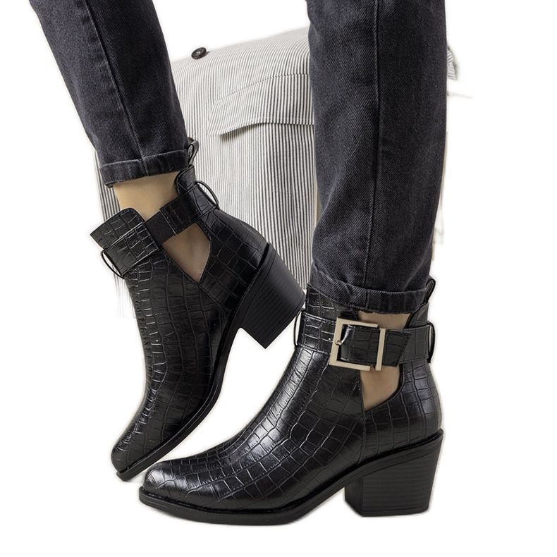 Mustat nilkkurit, joissa Moderniso -leikkaus