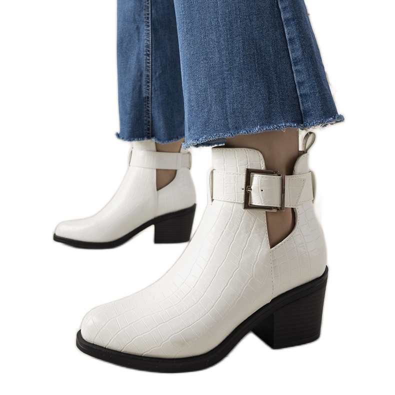 Valkoiset nilkkurit, joissa Moderniso -leikkaus valkoinen