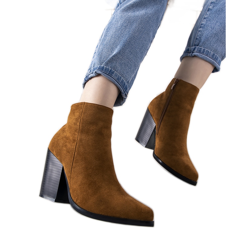 Kamelin cowboy -saappaat Miladyn viestissä ruskea