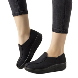 Mustat kengät korkealla Spike -pohjalla