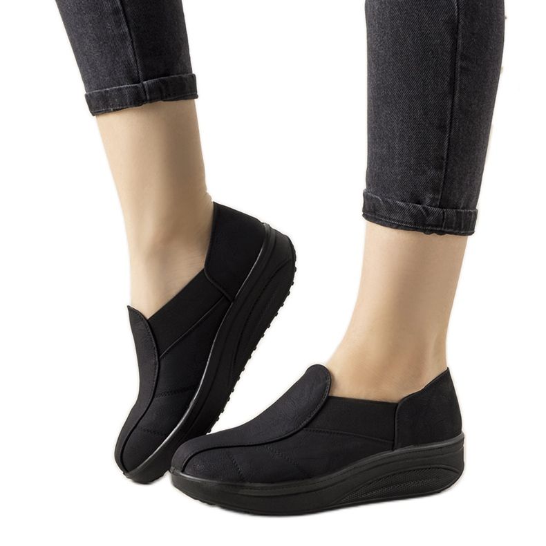 Mustat kengät korkealla Spike -pohjalla