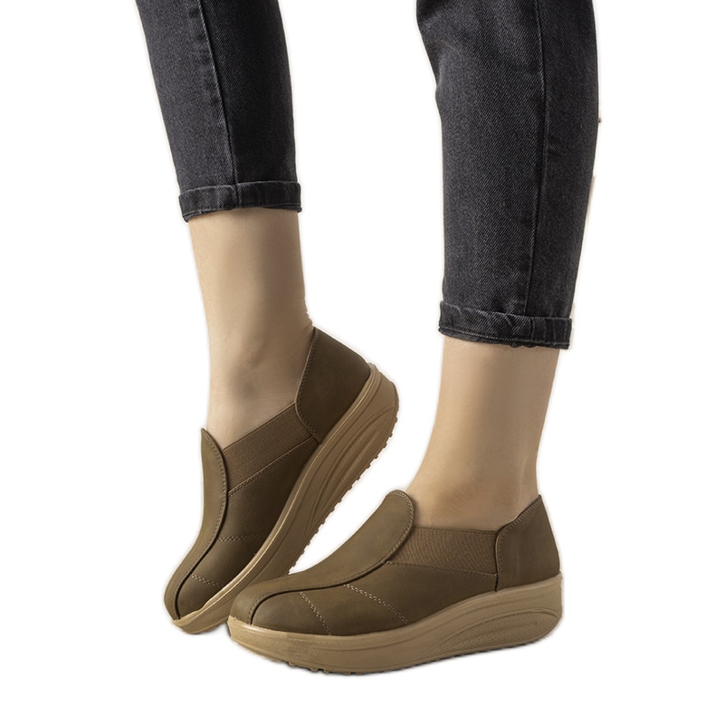 Ruskeat kengät korkealla pohjalla Spikelta