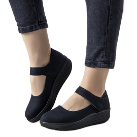 Mustat kengät paksulla Lumen -pohjalla