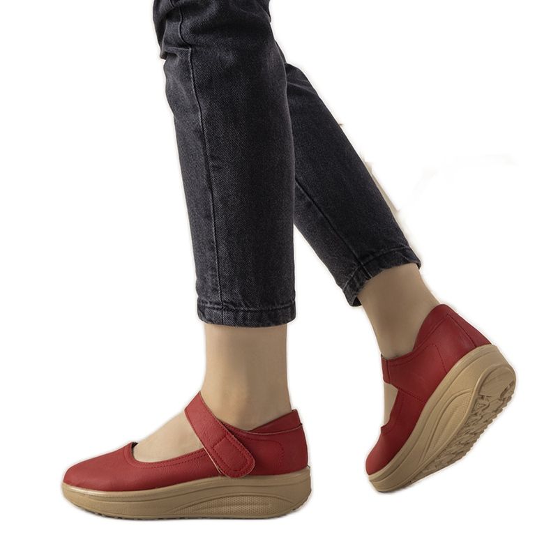 Punaiset kengät paksulla Lumen -pohjalla punainen