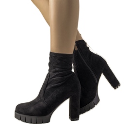 Mustat nilkkurit Fiode -pylväässä