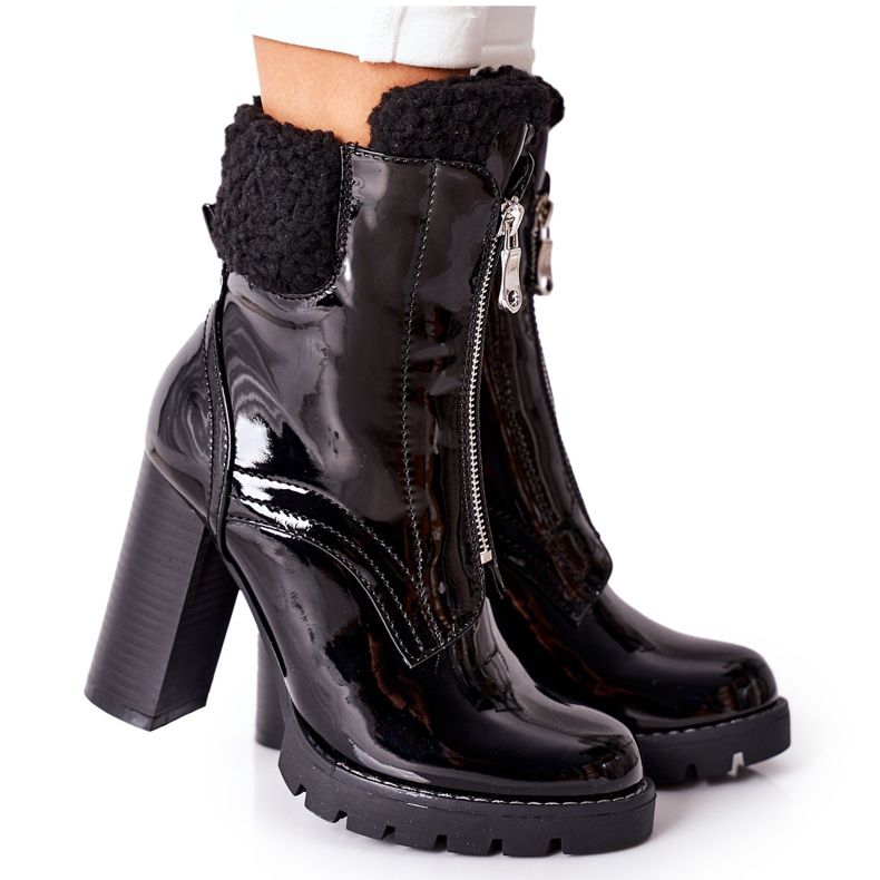 Lakatut mustat saappaat Arlestonin postissa