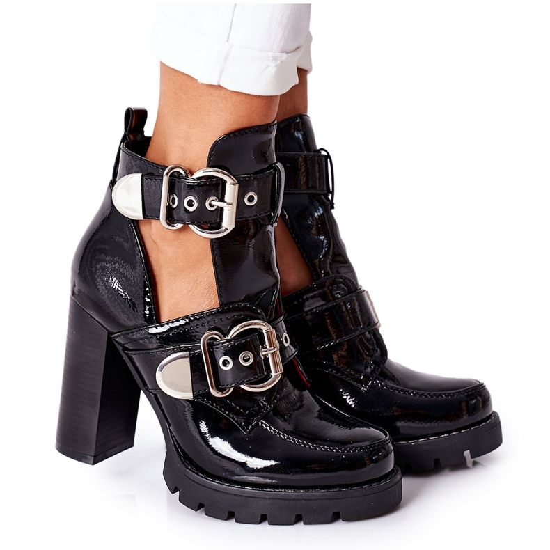 Saappaat mustalla lakatulla Bramshall -soljella