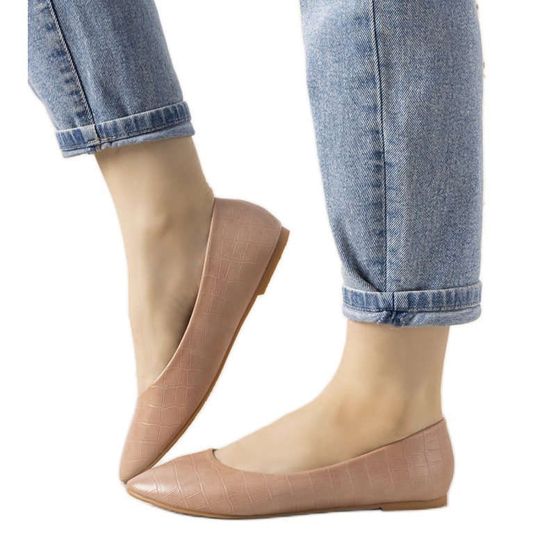 Vaaleanpunaiset ballerinat Camilian krokotiilin ihokuviossa vaaleanpunainen