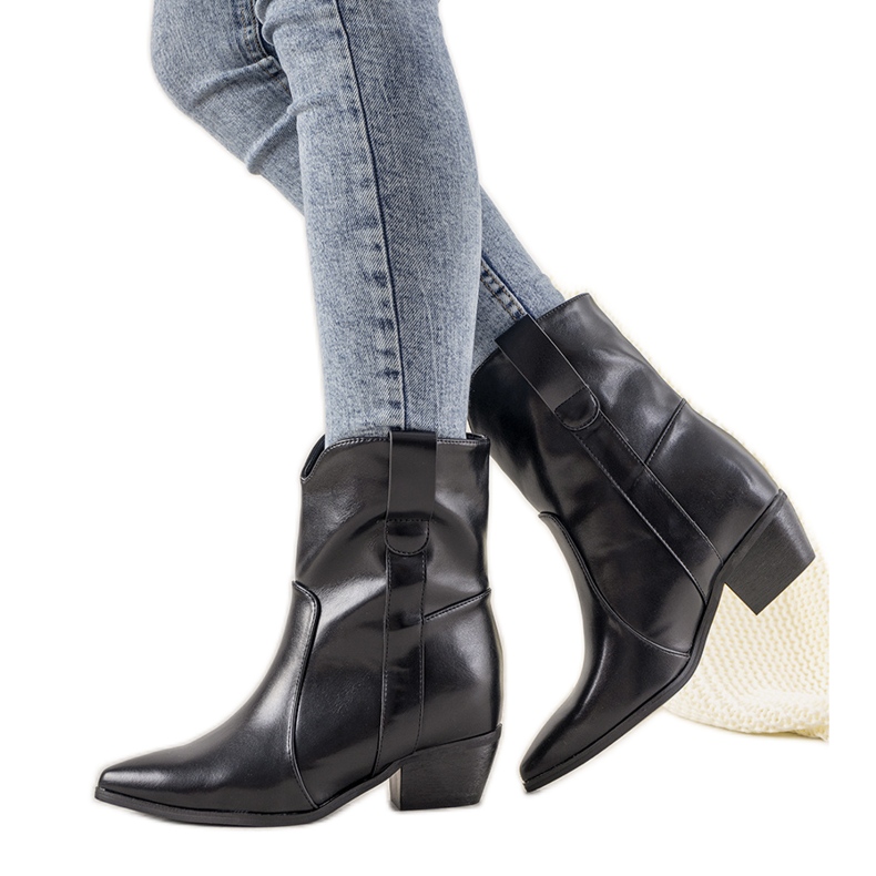 Mustat cowboy -saappaat Perlage -postissa